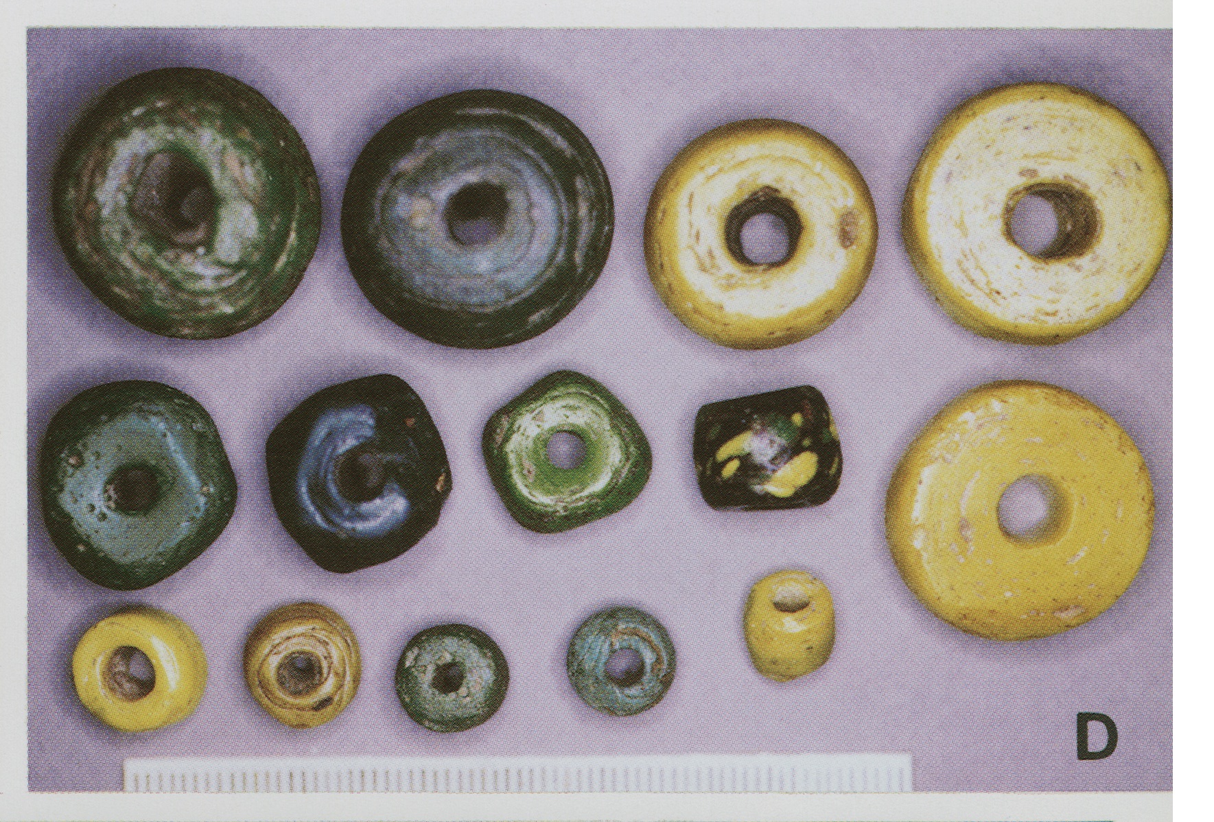 Plate VD Islamic Beadmaking: Mongur and harish beads made in Hebron in the 18th and early 19th centuries. The three beads on the far right of each row come from the Sudan where they are today known as 