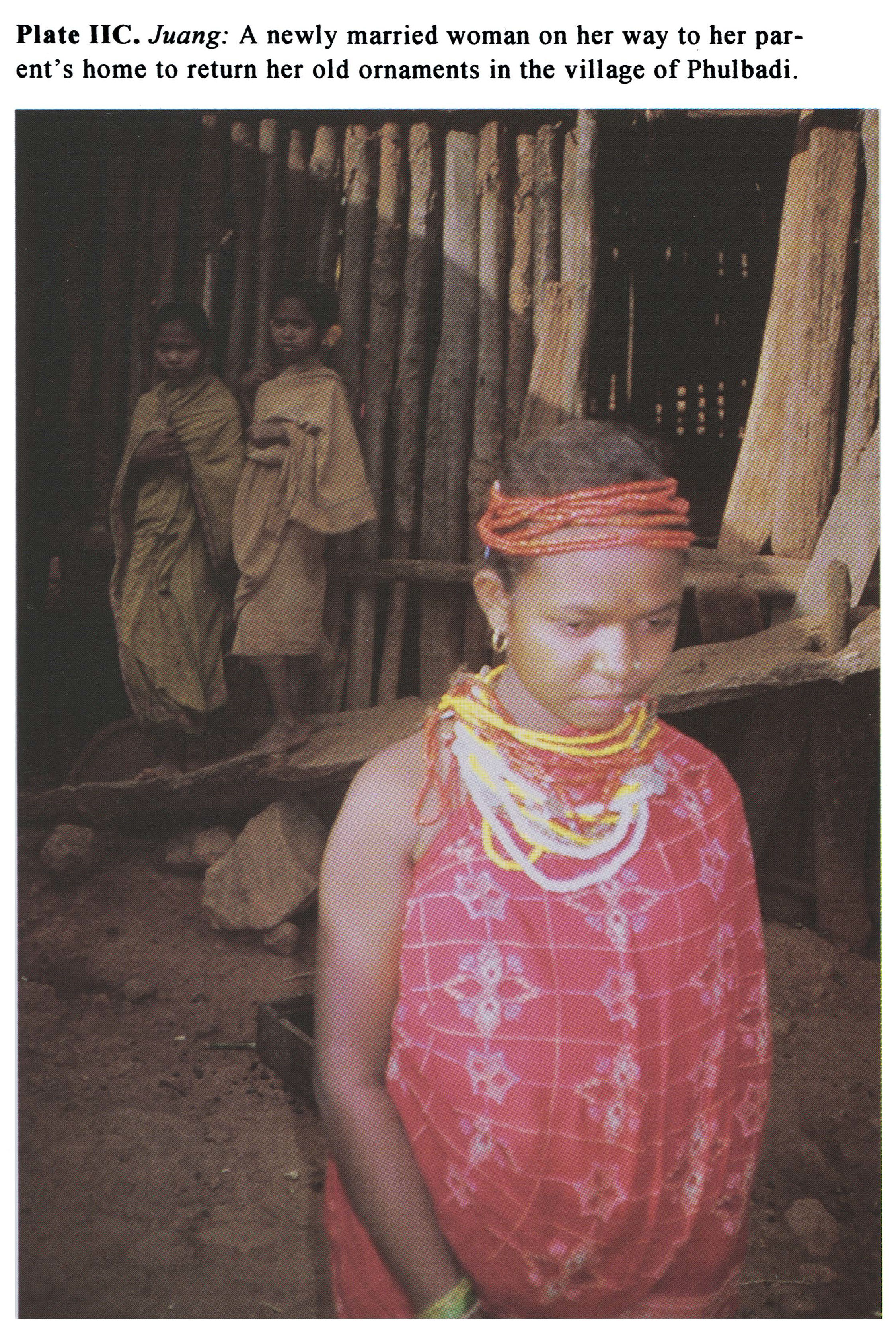Plate IIC Juang: A newly married woman on her way to her parent's home to return her old ornaments in the village of Phulbadi.